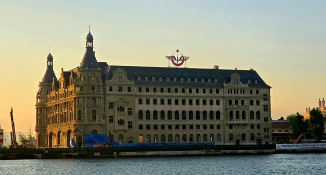 Haydarpaşa'da iskeleler kalktı, tarihi cephe gün yüzüne çıktı)