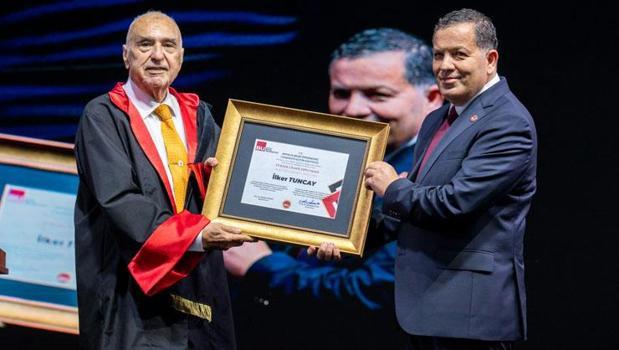 Belek’te mezuniyet coşkusu! Eski bakana 81 yaşında diploma)
