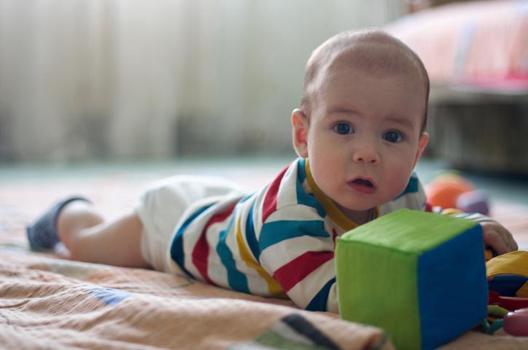 Bebeklerde 'tummy time' (karın üstü zamanı) neden önemli, ne zaman başlanmalı?)