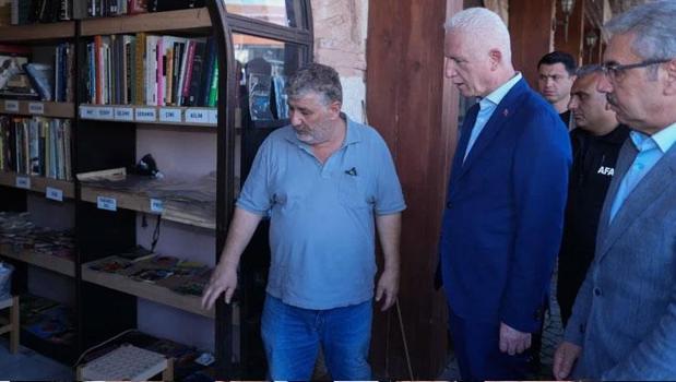 Vali Gül, su baskını yaşanan Üsküdar Sahaflar Çarşısı'nı ziyaret etti)