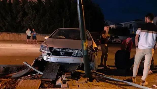 Bursa'da kazadaki yaralıya doktor baba müdahale etti)