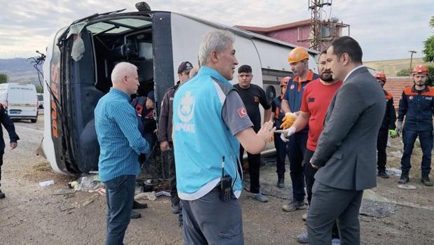 Kırıkkale'de yolcu otobüsü devrildi: 41 yaralı var!)
