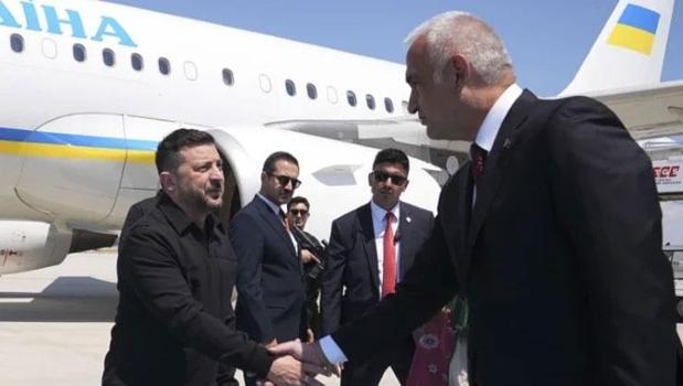 Bakan Ersoy, Zelenski'yi havalimanında karşıladı)