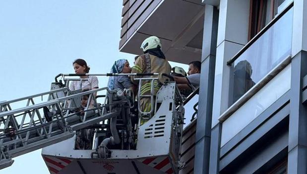 Kağıthane’de 5 katlı binada yangın: 4 kişi dumandan etkilendi)
