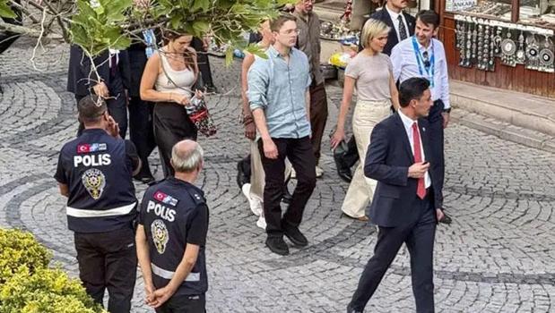 İzlanda Başbakanı Kristrun Frostadottir, Ankara Kalesi'ni gezdi, şehir manzarasını seyretti)