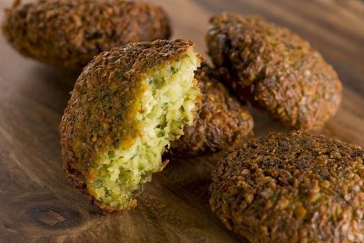 Haşlanmış nohutla 5 dakikada hazır! Dışı çıtır, içi yumuşak falafel tarifi)