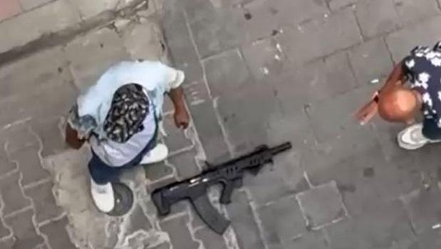 İzmir’de sokak ortasında tüfekle dehşet saçan şehir magandaları kıskıvrak yakalandı)