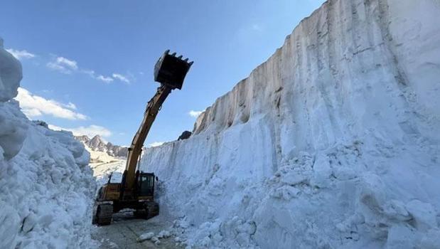 Temmuzun ortasında 6 metrelik kar duvarı! İş makineleri gözden kayboldu)