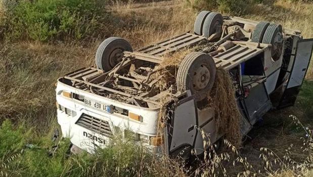 Amasya'da facianın eşiğinden dönüldü! Tarım işçilerini taşıyan minibüs tarlaya devrildi!)