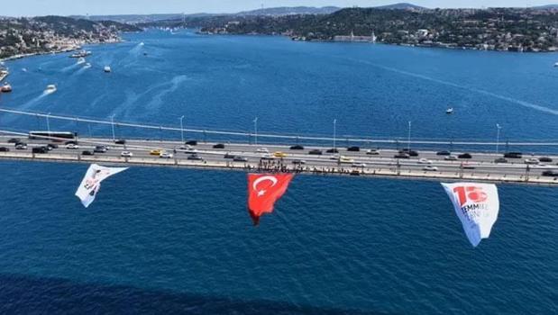 İstanbul Boğazı'ndaki köprülere Türk bayrağı asıldı)