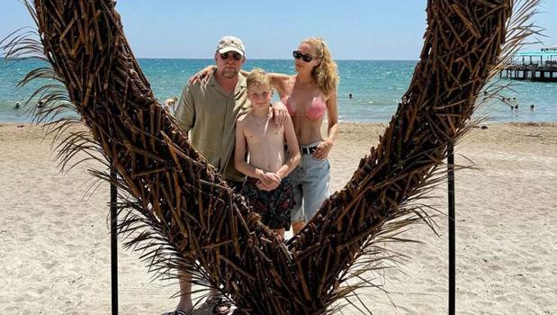 7. kez geldi! İngiliz yönetmen Guy Ritchie'nin tatil tercihi yine Antalya oldu)