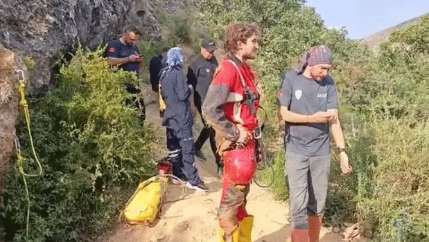 Altın aramak için girdiği mağarada can verdi, 4 gündür çıkarılamıyor)