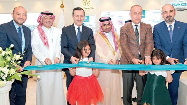 Emlak Konut Hayat Mekke Projesi’nin satış ofislerini açtı)