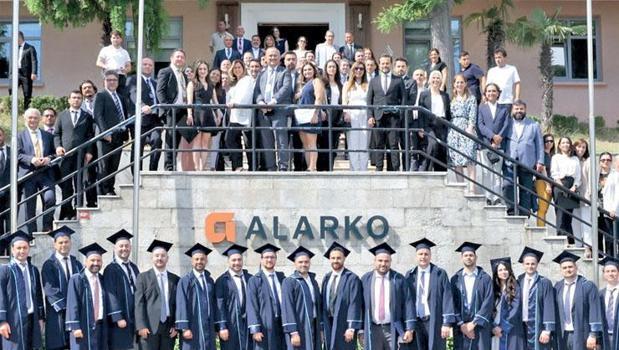 Geleceğin liderleri diplomalarını aldı)