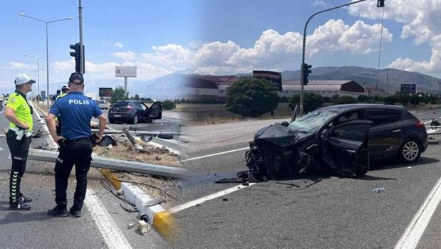 Erzincan'da can pazarı! Otomobil direklere çarparak durabildi)