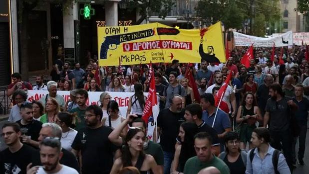 Yunanistan'da polis otizmli genci öldürdü, sokaklar karıştı!)