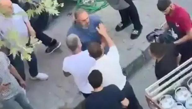 Beylikdüzü'nde park yeri yüzünden ortalık savaş alanına döndü! 'Bıçakla keseceğim')