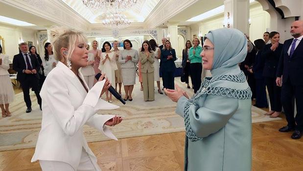 Süperstar şarkılarını First Lady’ler için söyledi! Görüntüler ilk kez paylaşıldı)