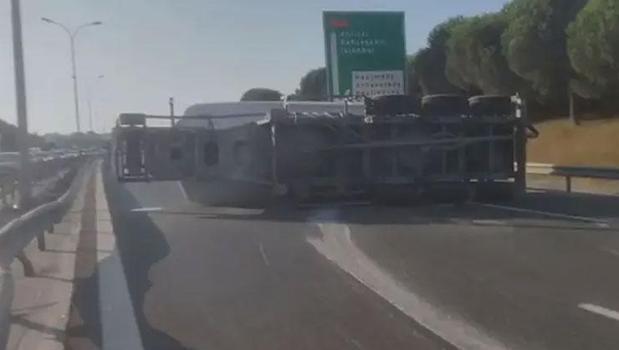 Büyükçekmece'de beton tankeri devrildi! TEM trafiğe kapatıldı)