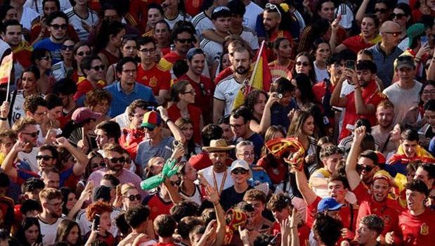 Dünya şampiyonu İspanya kahramanlar gibi karşılandı! 2 milyon kişi sokaklara döküldü)