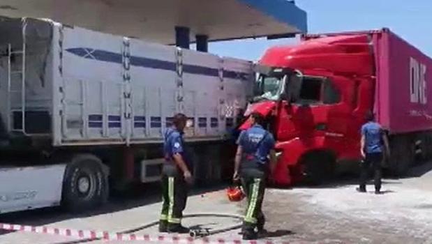 Arı sokunca direksiyon başında bayıldı! Kontrolden çıkan TIR akaryakıt istasyonuna daldı)