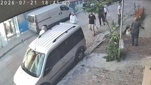 Çocukların yaktığı lastik apartmanı duman altında bıraktı! KOAH hastası kadın hastanelik oldu)