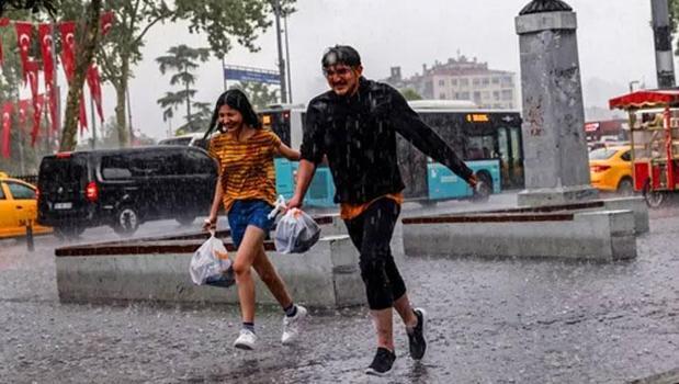 Bunaltıcı sıcaklara yağış freni! 35 dereceden 22'ye düştü)