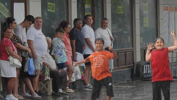Kavurucu sıcakların ardından Edirne'de sağanak sürprizi! Büyükler kaçtı, çocuklar tadını çıkardı)