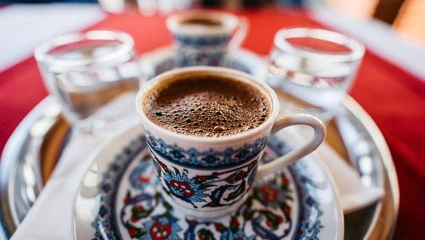 Türk kahvesi keyfini başka bir boyuta taşıyor! Lezzetini 10 kat artırıp köpüğe boğuyor)