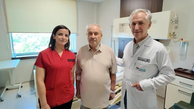 Şah damarı ameliyatına uyanık girdi! Doktorlarla konuşarak sağlığına kavuştu)