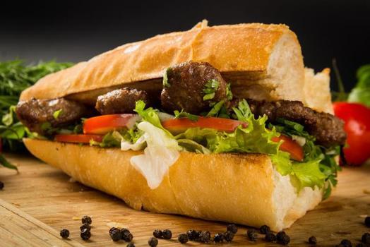 Evde mangal lezzetinde köfte yapmanın sırrı: İçine mutlaka soda ve karbonat ekleyin)
