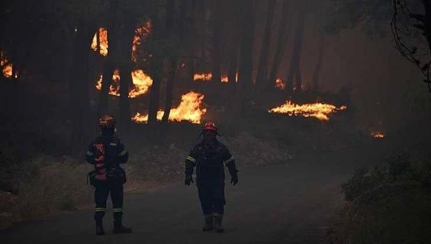 Komşu alevler içinde! Yunanistan'da art arda başlayan yangınlar kontrolden çıktı)