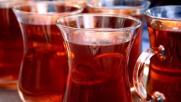 Çay demlerken demliğe 1 tane atın! Saatlerce acımıyor, rengi de cam gibi berrak kalıyor)