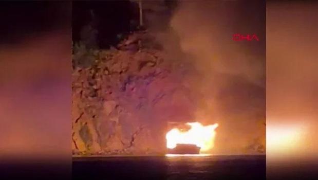 Antalya'da koyda demirli tur teknesi yandı)