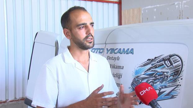 Bursa'da sokak sokak gezip park halindeki araçları ücretsiz yıkıyor! Kirli otomobilleri yıkayan oto yıkamacının dikkat çeken hikayesi)