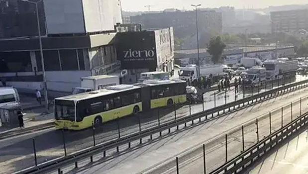 Küçükçekmece'de kaza! Otomobil, İETT otobüsüne çarptı! 3 kişi hayatını kaybetti)