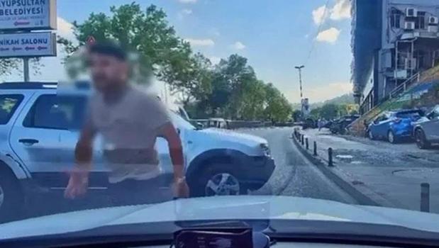 Trafikte dehşet anları! Tartıştığı sürücünün önünü kesti: 'Canım burnumda, kafanı keserim')
