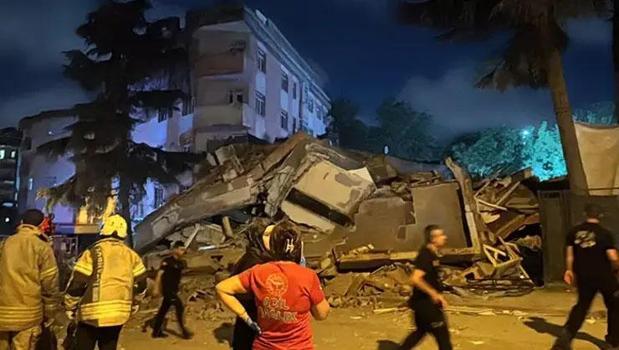 Bahçelievler'de 4 katlı bina büyük bir gürültü ile çöktü)