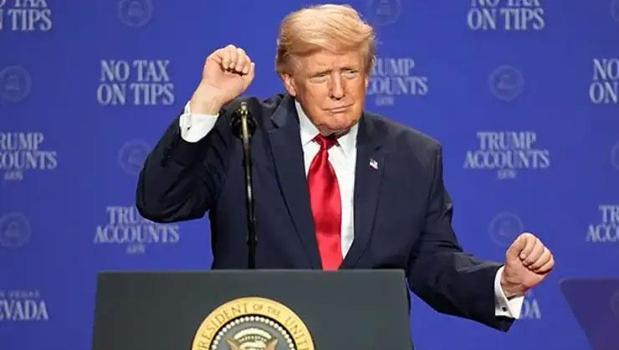 Trump sahnedeyken beklenmedik olay! Salondan kahkahalar yükseldi)