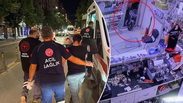 Motosiklet iş yerine daldı, camlar kırılınca bıçaklı kavga çıktı! 2 yaralı)