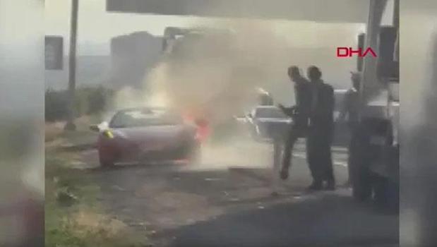Lüks otomobilde facia! Seyir halindeyken alev aldı, küle döndü)