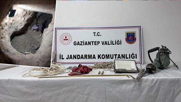 'Defineli ev' kazısına operasyon! Jandarma baskınıyla yakalandılar)