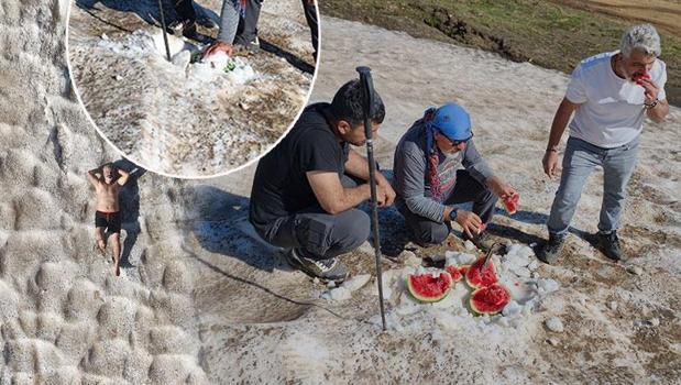 40 derece sıcağın ortasında kar keyfi! Bir yanda güneşlendiler bir yanda kaydılar)