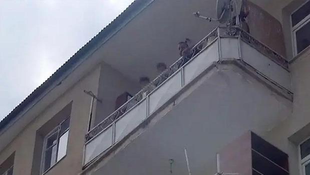 Eşini boşanmaktan vazgeçirmek için 2 çocuğunu alıkoydu! Gözaltına alındı)