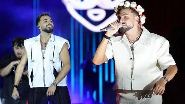 Sefo'dan hayranına büyük sürpriz! 14 tacı 5 bin liraya aldı, vatandaşlara dağıttı)