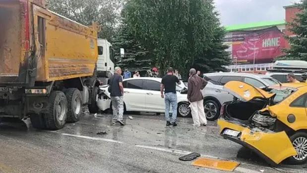 Erzurum'da feci kaza! 10 araç birbirine girdi: 5 yaralı)