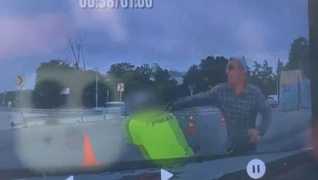 Polise bıçakla saldıran şüpheli ayağından vurularak yakalandı)