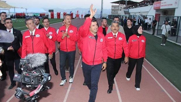 Selçuk Bayraktar: TEKNOFEST Güneydoğu'nun ilk ayağı Şırnak'ta başladı)