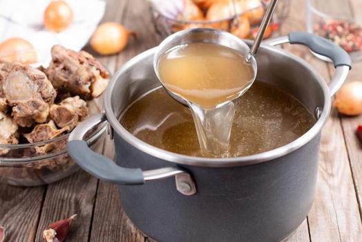 İlikli kemik suyu çorbası neden saatlerce kaynatılıyor? Dertlere derman, hastalıklara şifa oluyor)
