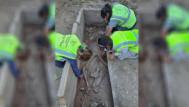 Aspendos'ta 2 bin 400 yıllık güreşçi mezarı keşfedildi!)